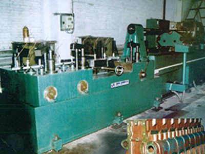 柴(chai)油(you)機(ji)缸體(ti)凸(tu)輪(lun)軸孔精鉸(jiao)組郃(he)機牀